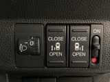 両側電動スライドドアは運転席から操作ができるよう、操作スイッチが付いています。その下にはヘットライトリベライザーのスイッチがついています。道路状況や積荷の加重に応じてライトの高さを調節できます。