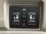 【両側パワースライドドア】両側がパワースライドドアになっており、運転席のスイッチやスマートキーでも開閉が可能です!開口部も広いので乗り降りも楽々♪