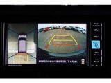 【パノラミックビューモニター】 後退時に車両の後ろ側を表示するだけでなく上から見たような映像で車庫入れなどバックする際に安心です。