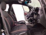 広い足元にゆったり座れるシートには肘掛けも装備しており長距離の運転でも疲れにくくなってます。女性でも運転がしやすいように、シートの高さ調整機能(シートリフター)がついています。