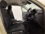 広い足元にゆったり座れるシートには肘掛けも装備しており長距離の運転でも疲れにくくなってます。女性でも運転がしやすいように、シートの高さ調整機能(シートリフター)がついています。
