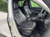 運転席まわりには十分なスペースがあり、大柄な方でもゆったり運転していただける環境です。