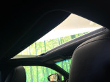 【サンルーフ】開放感たっぷりの希少装備、サンルーフが装着されています!車内に明かりを取り入れたり景色を楽しむ以外にも、車内の空気も簡単に換気できて快適です!