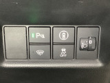 ハンドルの右側にはヘッドライトレベライザーとHondaセンシング用のメインスイッチがついています。ヘッドライトレベライザーは道路状況や積荷の加重に応じてライトの高さを調節できます。