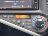 【オートエアコン】一度お好みの温度に設定すれば、車内の温度を検知し風量や温度を自動で調整。暑い&hellip;寒い&hellip;と何度もスイッチ操作をする必要はありません。快適な車内空間には必須の機能ですね♪