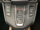 シフトはセレクトレバーのなくなったエレクトリックギアセレクターになっています。右に電子制御パーキングブレーキがあります。スイッチひとつでブレーキ力を自動的に最適制御できるパーキングシステムです。