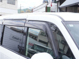 【ドアバイザー】雨の日に少しだけ窓を開けたい。そんな時に便利なドアバイザー付です。