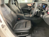メルセデス・ベンツあざみ野店では中古車専任スタッフが在籍しております。平日もフル稼働で、お客様をお迎えできる準備を整えておりますのでお気軽にご来店下さい。