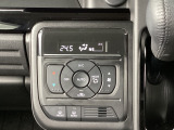 温度の設定のみで快適な風量やモードなどを自動調整してくれるフルオートエアコンを装備!