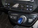 四季を通じて車内を快適に保つオートエアコンを装備しています。