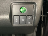 Hondaセンシング用の、VSA(ABS+TCS+横滑り抑制)解除と路外逸脱抑制機能のオンオフスイッチなどはハンドルの右側に装備しています。燃費に役立つECONボタンもここです。