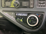 【オートエアコン】一度お好みの温度に設定すれば、車内の温度を検知し風量や温度を自動で調整。暑い&hellip;寒い&hellip;と何度もスイッチ操作をする必要はありません。快適な車内空間には必須の機能ですね♪