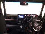 【前方視界】開放的な前方視界!運転がしやすく疲れにくいです♪窓が大きく、見通しがとっても良いおクルマですよ♪