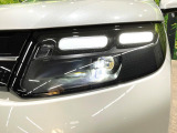 【LEDヘッドライト】悪天候や夜間走行時も良好な視界を確保し安心して運転できる高輝度LEDヘッドライトを装備!点灯速度が早く、消費電力も抑えられています。