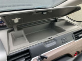ダッシュボードに収納スペースがございますので、運転席から離れることなく、小物を出し入れすることができます。