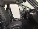 広い足元にゆったり座れるシートは長距離の運転でも疲れにくいシートです。女性でも運転がしやすいようにシートの高さ調整機能(シートリフター)がついています。