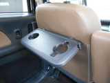 運転中にも飲み物を置けるドリンクホルダーです。エアコンの噴出し口の出口にありますので冷たい飲み物が冷えたままです。