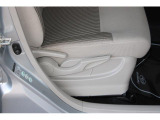 運転席シートには背の低い方にうれしいシートリフター機能付き!シートを高くすればしっかりと視界を確保できます!