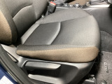 運転席にはドライバーの体型や好みに応じて前後方向だけでなく、高さの調整ができるシートリフターを装備!