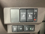 両側電動スライドドアは運転席から操作ができるよう、操作スイッチが付いています。Hondaセンシング用のVSA(ABS+TCS+横滑り抑制)解除と路外逸脱抑制機能のオンオフスイッチなどがあります。