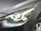 【LEDヘッドライト】悪天候や夜間走行時も良好な視界を確保し安心して運転できる高輝度LEDヘッドライトを装備!点灯速度が早く、消費電力も抑えられています。