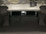 後席シートを前に倒すと室内つながり長さのある荷物もしっかりと積み込めます。