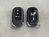 スマートキーを装備しています。鍵を差し込むことなくドアロックの開け閉めと、スタートボタン操作でのエンジンスタートができます。ボタン操作でトランクが開けられる電動テールゲートのボタンもついています。