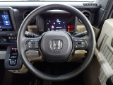 ハンドル左側にはオーディオ操作が出来るオーディオリモートコントロールスイッチ、右側にはHonda SENSINGとオートクルーズコントロールのスイッチを装備!