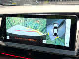 【パノラミックビューモニター】専用のカメラにより、上から見下ろしたような視点で360度クルマの周囲を確認することができます☆死角部分も確認しやすく、狭い場所での切り返しや駐車もスムーズに行えます。