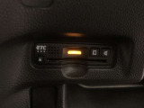 ハンドルの左下にETCがついています。高速道路の料金所の通過も楽々です。 カードの取り出しもしやすい場所についています。