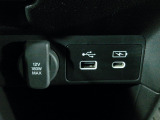 12V電源ソケットを設置しております。周辺機器の充電にご利用頂けます。入力用と充電用のUSBジャックも付いています。