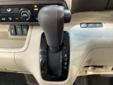 CVT車のセレクトレバーです。低速から高速まで、変速ショックのないスムーズな走りを実現するとともに、エンジン効率のよい領域を維持することで燃費にも貢献します。