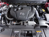 エンジンルームもピカピカに磨いてあります!納車時には、安心してお使いいただくために、しっかり整備してお引渡しいたします☆ディーゼル特有の音や振動を抑えるマツダ独自の技術を織り込んだ自慢のエンジンです!