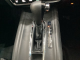 CVT車のセレクトレバーです。低速から高速まで、変速ショックのないスムーズな走りと、エンジン効率のよい領域を維持して燃費にも貢献します。