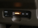 ハンドルの左下にETCがついています。高速道路の料金所の通過も楽々です。 カードの取り出しもしやすい場所についています。