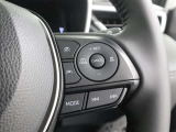 前車との適切な車間距離を保ちながら追従走行やスピードダウンをセンサーで行います。高速道路の長時間ドライブで疲労軽減に貢献します。