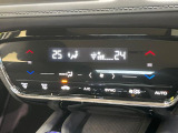【オートエアコン】一度お好みの温度に設定すれば、車内の温度を検知し風量や温度を自動で調整。暑い&hellip;寒い&hellip;と何度もスイッチ操作をする必要はありません。快適な車内空間には必須の機能ですね♪