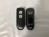 スマートキーを装備しています。鍵を差し込むことなくドアロックの開け閉めと、スタートボタン操作でのエンジンスタートができます。スペアキーも同じものを用意しております。