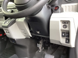 左側に高速で便利なETCがあり、横滑りを防ぐVSAなどのスイッチは、運転席の右側、手の届きやすい位置にあります。