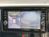 アラウンドビューモニターは4方のカメラで真上から車を見たようにモニターで確認ができる日産の自慢の装備です。前後センサーにより移動物検知、障害物検知をして画面に表示。是非実際の車で体感してみてください。