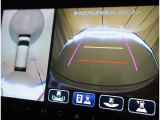 前後左右4つのカメラを合成して上から見ているような感覚で駐車を行っていただけます♪ 切り替えスイッチであらゆるカメラモードに切り替えが可能です!