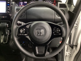 ハンドルにHondaセンシング系のクルーズコントロールやレーンキープアシストなどのスイッチと、オーディオの操作スイッチが装備されています。ハンドルから手を離さず安全に操作できます。