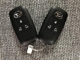 電子カードキーを携帯していれば、ドアハンドルやバックドアのリクエストスイッチを押すだけでドアの施錠・解錠が出来ます♪もちろん 遠隔操作も可能です!盗難防止のイモビライザー機能装備ですよ ☆