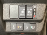 両側電動スライドドアは運転席から操作ができるよう、操作スイッチが付いています。Hondaセンシング用のVSA(ABS+TCS+横滑り抑制)解除と路外逸脱抑制機能などのスイッチがあります。