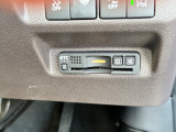 有料道路をキャッシュレスで通行できるETC車載器付きです。運転席足元に設置されています。ETCセットアップ費用は含まれておりません。別途必要となります。
