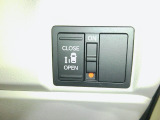 片側電動スライドドア。。荷物で手が塞がる時など簡単にドアの開閉が出来ます。何より力いらずで開閉OK。女性やお年寄りにも優しい。電動機能はOFFにもできますから元気なお子様の駆け出しも安心。