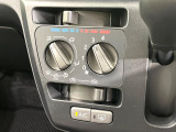 寒い冬も暑い夏も全席に快適な空調を届けてくれる、ダイヤル式エアコンを装備♪