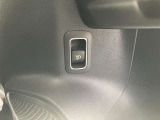 メモリー付きパワーシートが装備されている車両はシートの位置・ドアミラーの角度・ハンドルの位置を3名まで記憶出来ます。
