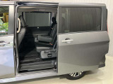【両側オートスライドドア】子供を乗せたりするのにも隣の車を気にせずストレスフリー★雨の日などはリモコンキーからドアの開閉ができてとても便利な両側オートスライドドア★