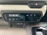 運転席はシートヒーター装備!エアコンに比べて暖まるスピードが速いので冬でも快適に過ごせます。冷え症で悩まれている方にも◎また、エアコンに比べて車内の空気が乾燥しにくいのも、嬉しいポイントです!